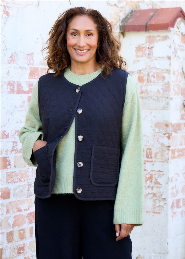 Round Neck Boxy Diamond Quilted Gilet - Black - front view