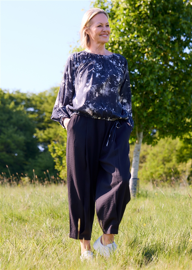 Floral Foliage Drawstring Hem Blouse