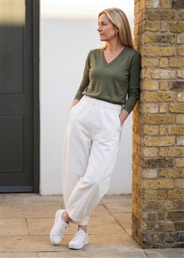 Cotton Twill Barrel Leg Trouser - White - side body view